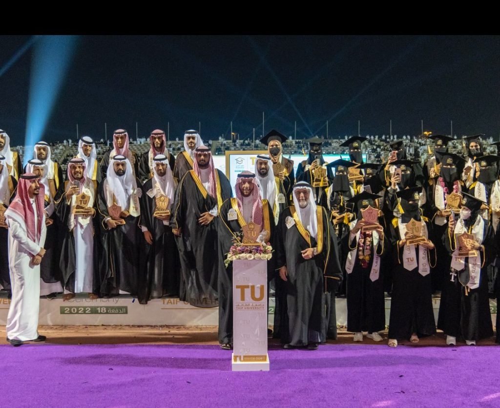 "الطائف".. 13400 طالب وطالبة تشاركهم عائلاتهم فرحة التخرج بجامعة الطائف