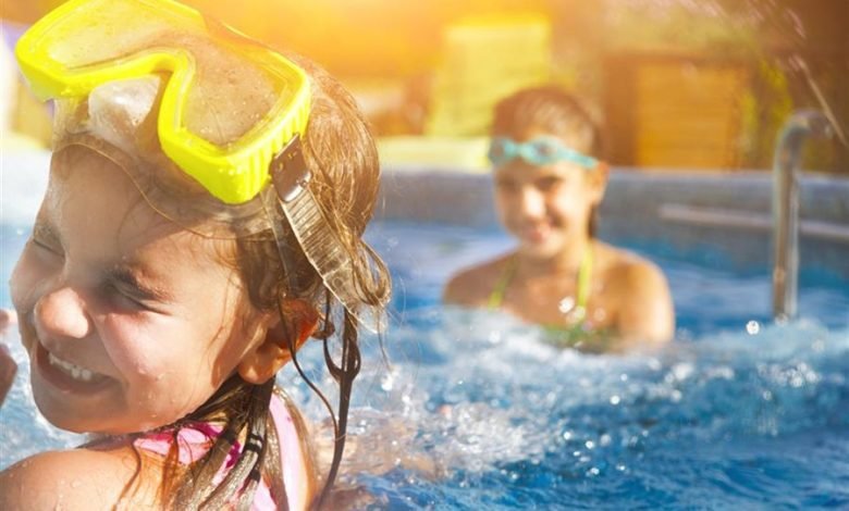 4 نصائح لحماية العينين من المواد الكيميائية المُستخدمة في أحواض السباحة