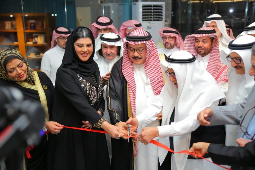 النادي الأدبي يقيم معرض "الفن للجميع " ويكرم الداعمين