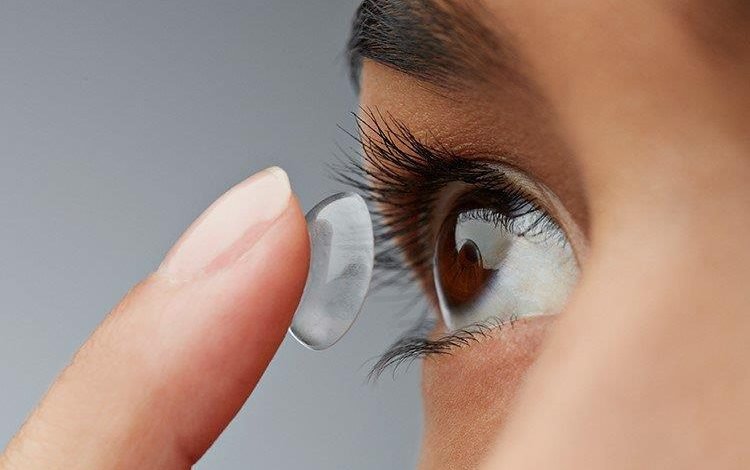 "الصحة": 5 نصائح قبل استخدامك العدسات اللاصقة لتفادي الإصابة بالعمى