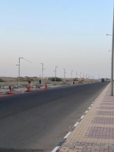 استمرار أعمال الصيانة في ممشى تربه الغربي.. وتركيب أعمدة إنارة تجميلية