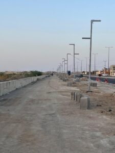 استمرار أعمال الصيانة في ممشى تربه الغربي.. وتركيب أعمدة إنارة تجميلية