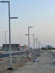 استمرار أعمال الصيانة في ممشى تربه الغربي.. وتركيب أعمدة إنارة تجميلية