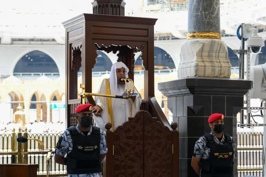 إمام المسجد الحرام: جمعت هذه الآية الكريمة "خذ العفو وأمر بالعرف وأعرض عن الجاهلين" قواعد الشريعة في المأمورات والمنهيات كافة