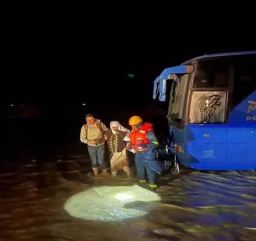 "الدفاع المدني" بتربة ينقذ 46 شخص احتجزتهم مياه السيول داخل "باص" 
