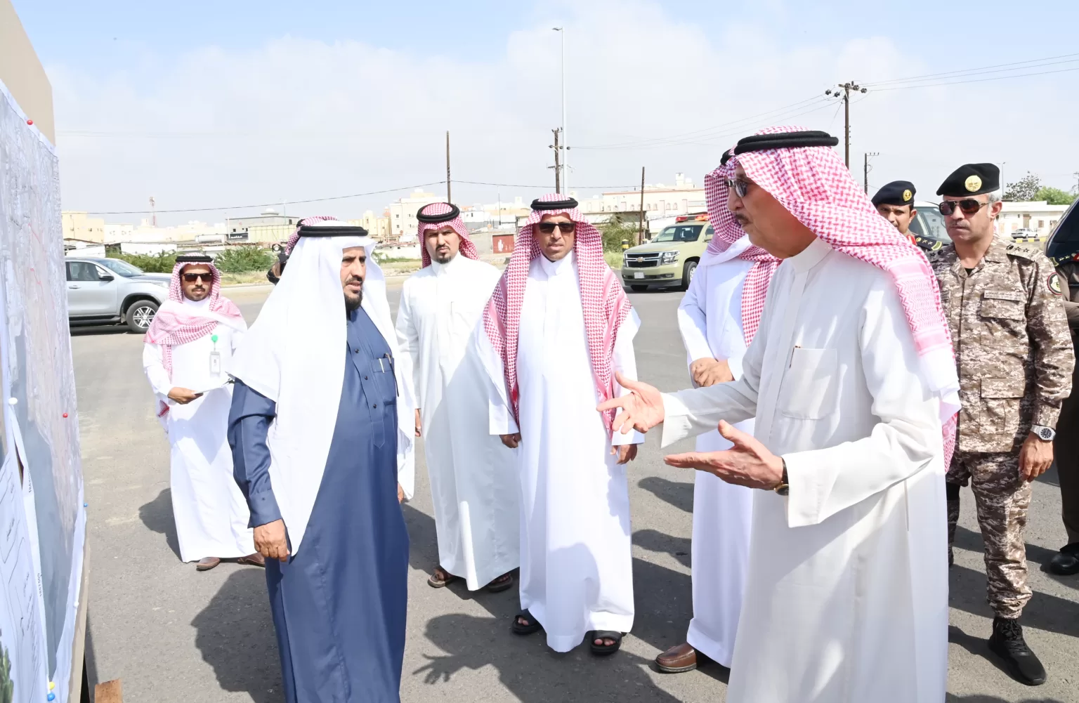 أمير جازان يتفقد حي العشيماء والحارة الشامية بمدينة جيزان