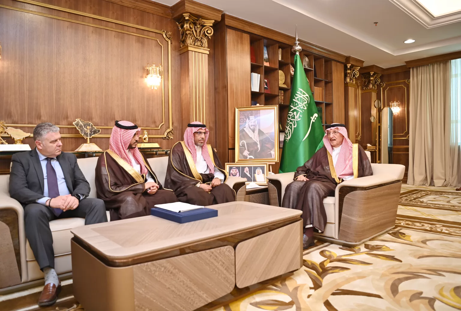 أمير جازان يتسلم التقرير السنوي لشركة المياه الوطنية