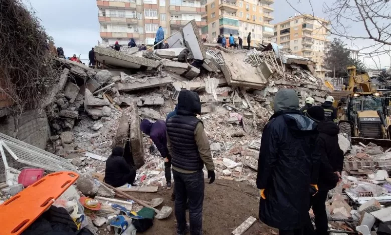 ارتفاع ضحايا زلزال تركيا إلى 3381 قتيلاً.. وانهيار آلاف المباني