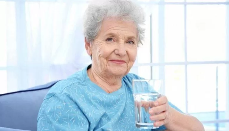 استشاري: 6 أسباب لجفاف الفم الشديد لدى كبار السن