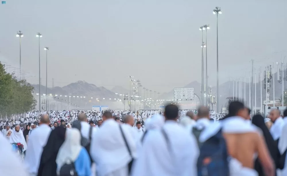 ضيوف الرحمن يتوافدون إلى صعيد عرفات لأداء ركن الحج الأعظم