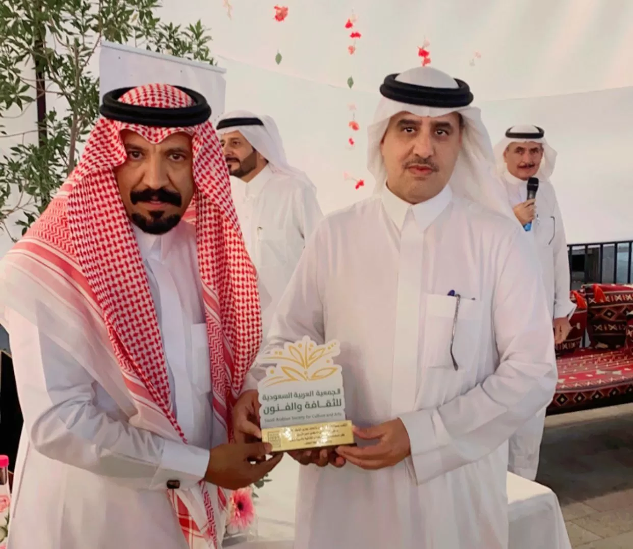 مدير جمعية الثقافة والفنون بالطائف يدشن كتاب " "قال الراوي"