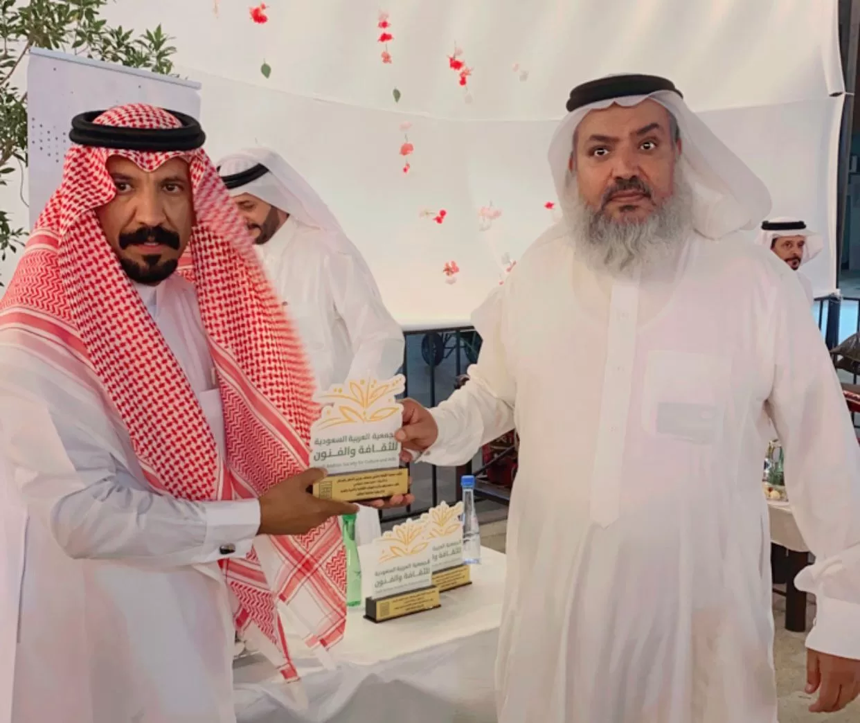 مدير جمعية الثقافة والفنون بالطائف يدشن كتاب " "قال الراوي"