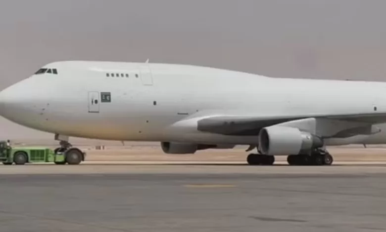 مغادرة طائرة المساعدات السعودية الأولى لإغاثة متضرري الفيضانات في ليبيا