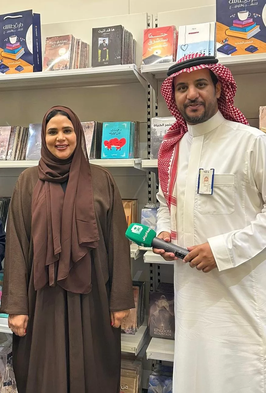 الكاتبة القطرية نجاة علي تتألق في معرض الرياض الدولي