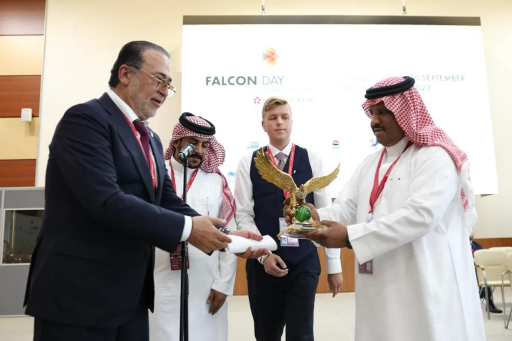 السويلم يشارك في اليوم العالمي للصقور بروسيا