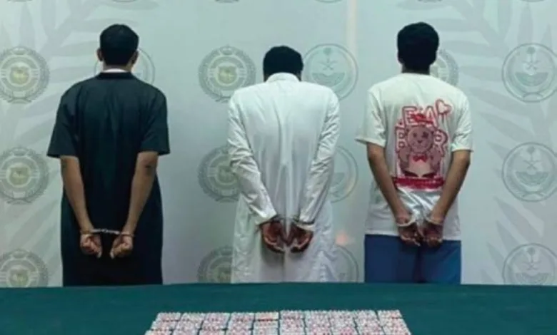 الرياض: القبض على 3 أشخاص لترويجهم الإمفيتامين المخدر وأقراصاً خاضعة لتنظيم التداول الطبي