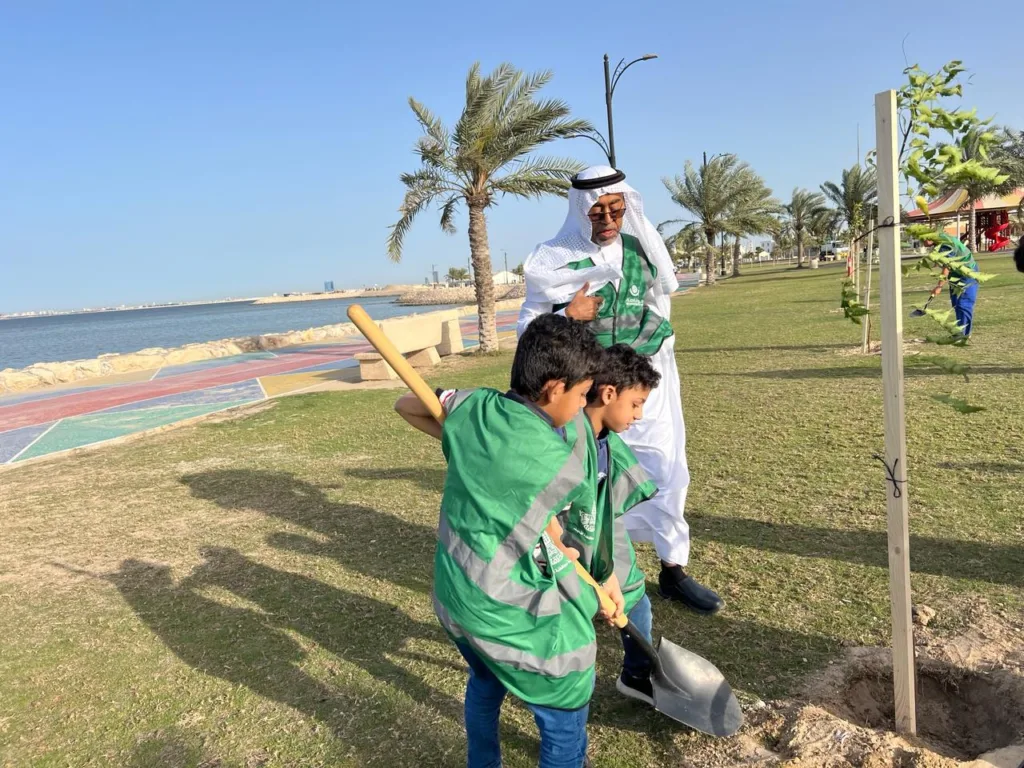 "جمعية أصدقاء البيئة" بالتعاون مع "بلدية القطيف" تحتفي بإعلان يوم 27 من كل عام مبادرة السعودية الخضراء