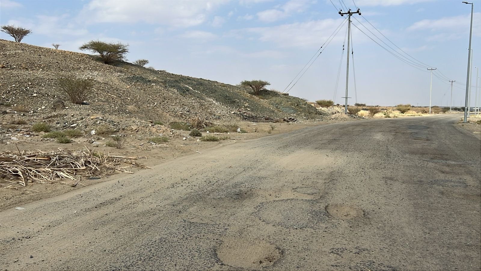 انتشار التشققات على الطريق الرابط بين حي السفالة وتربة يثير استياء الأهالي.. ومطالبات بصيانته