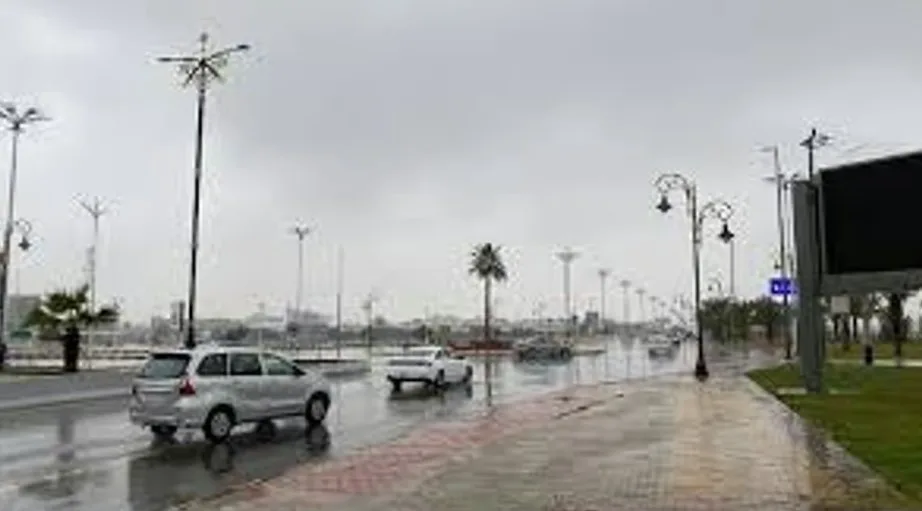 أمطارٍ رعدية وسيول مصحوبة بزخاتٍ من البرد ورياحٍ نشطة على عدة مناطق