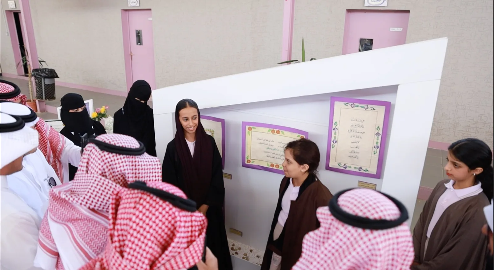 معرض للخط العربي والزخرفة الإسلامية بمدارس الشافي بالطائف