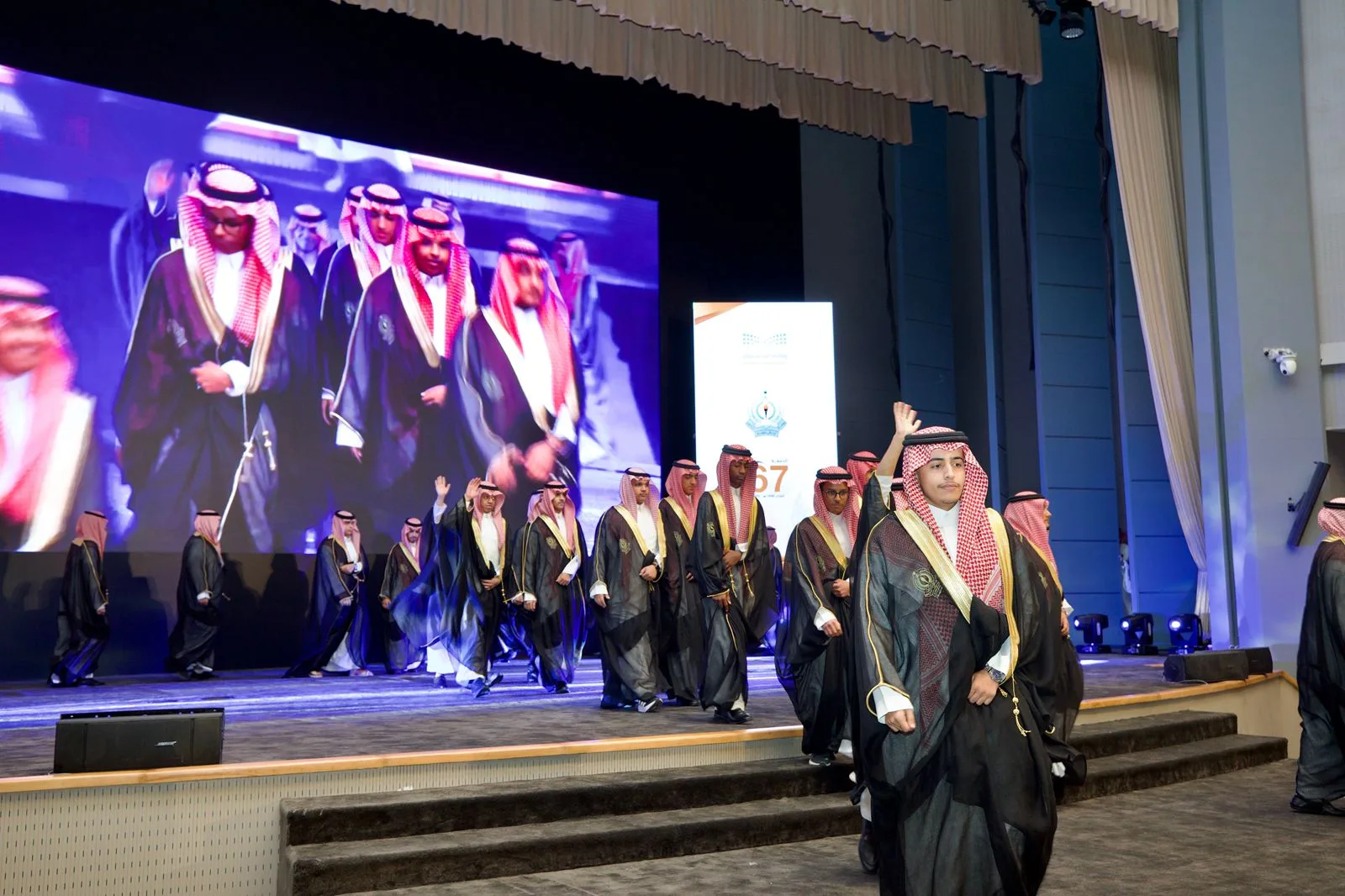 وزير التعليم يرعى الحفل الختامي لمعهد العاصمة النموذجي ومسيرة الخريجين لعام 1446هـ