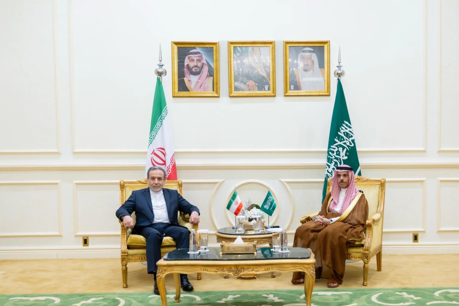 وزير الخارجية يستقبل نظيره الإيراني