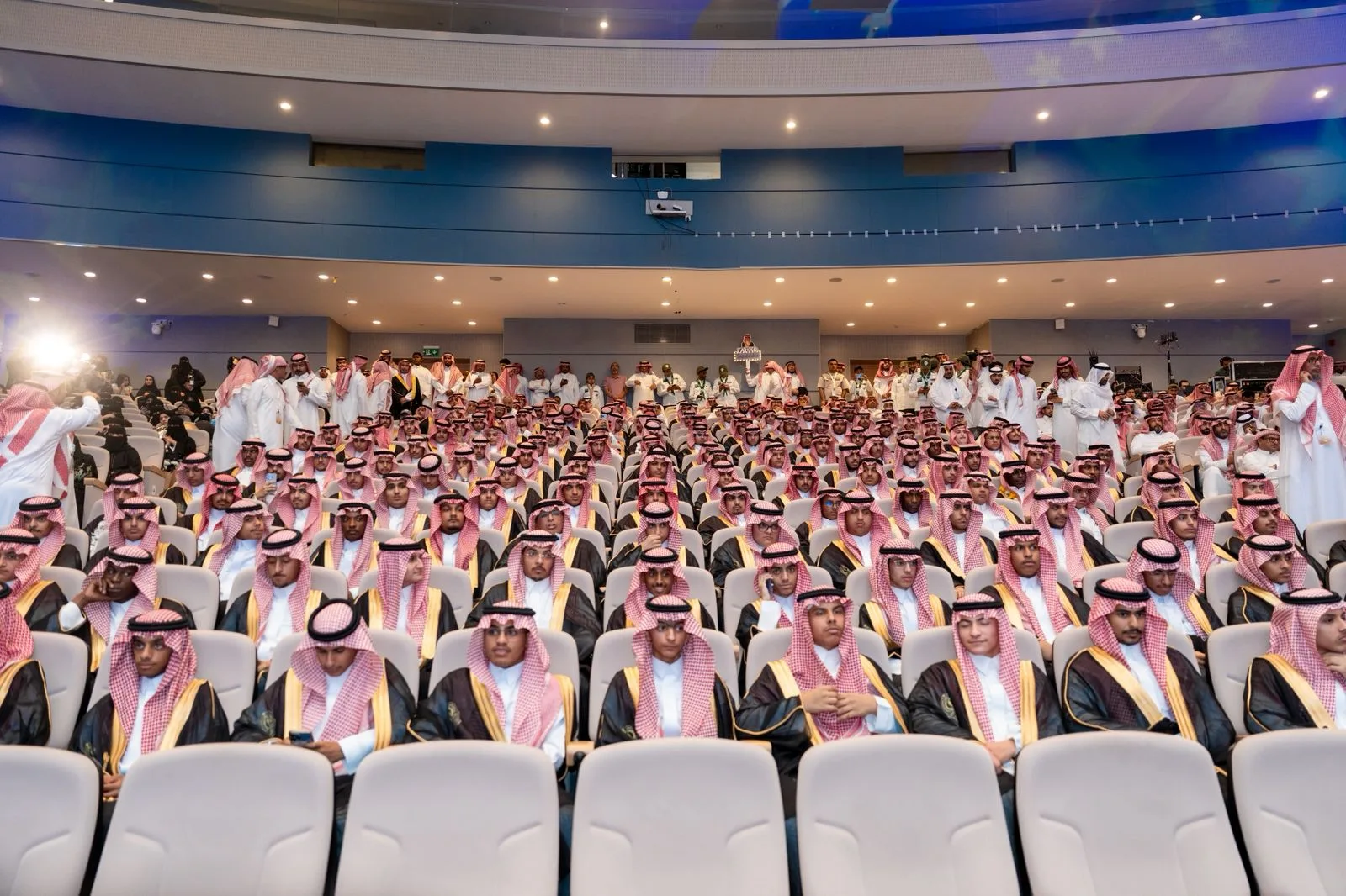 وزير التعليم يرعى الحفل الختامي لمعهد العاصمة النموذجي ومسيرة الخريجين لعام 1446هـ