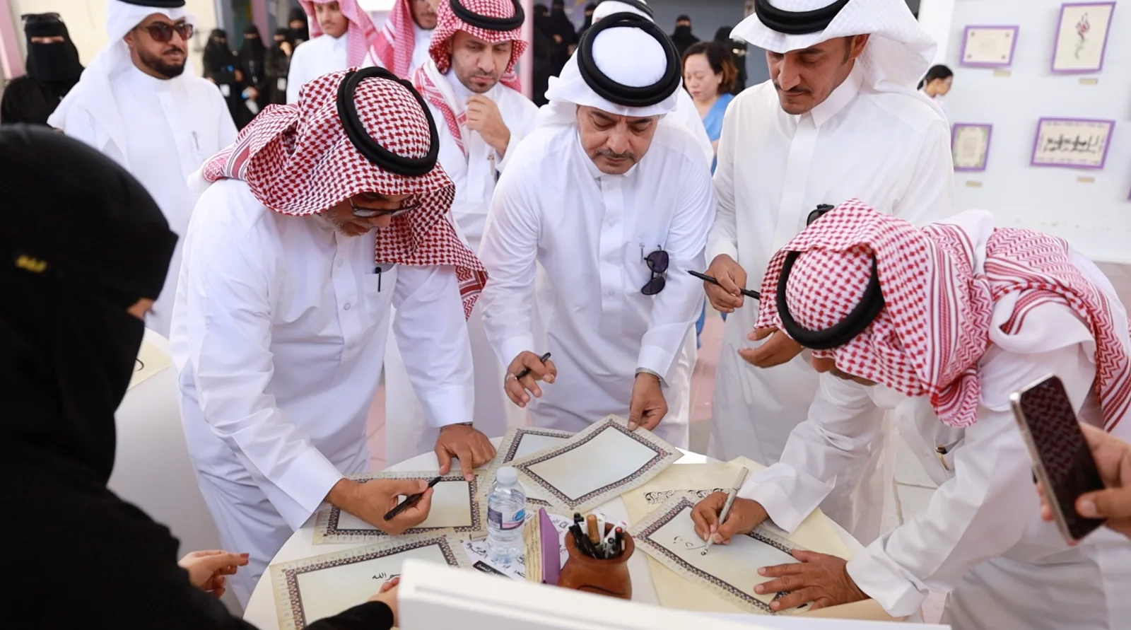 معرض للخط العربي والزخرفة الإسلامية بمدارس الشافي بالطائف