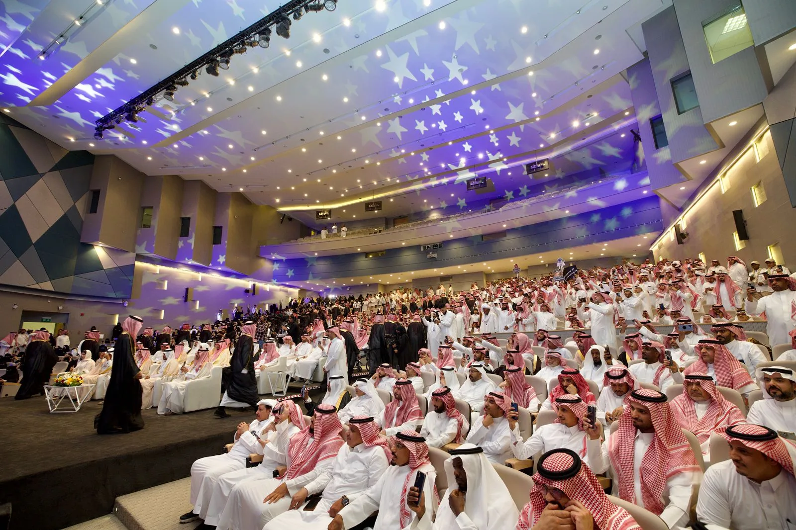 وزير التعليم يرعى الحفل الختامي لمعهد العاصمة النموذجي ومسيرة الخريجين لعام 1446هـ