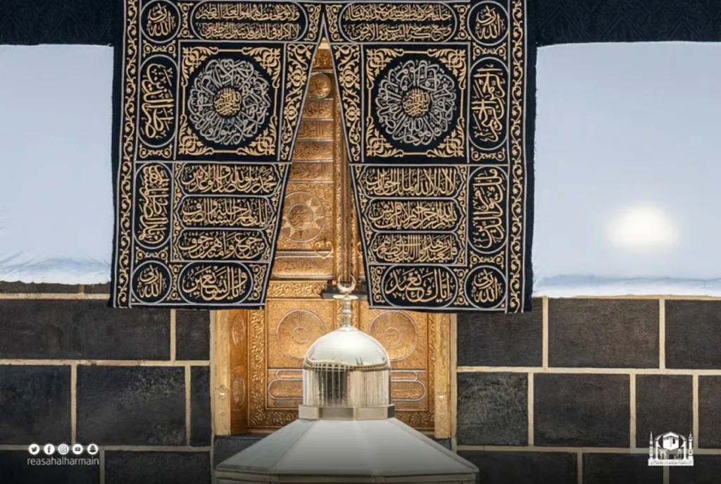 بوزن يبلغ 1415 كيلوجرامًا.. الكعبة المشرفة تتزين بكسوتها الجديدة مطلع محرم بوزن يبلغ 1415 كيلوجرامًا.. الكعبة المشرفة تتزين بكسوتها الجديدة مطلع محرم