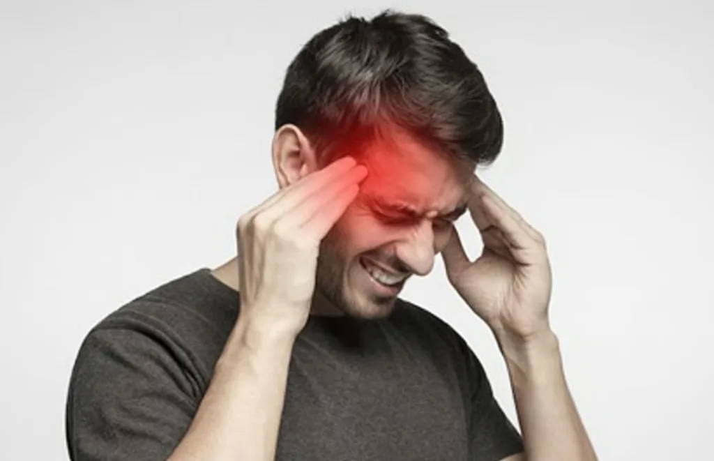 أطباء: 4 أعراض مع الصداع توجب طلب المساعدة الطبية فوراً