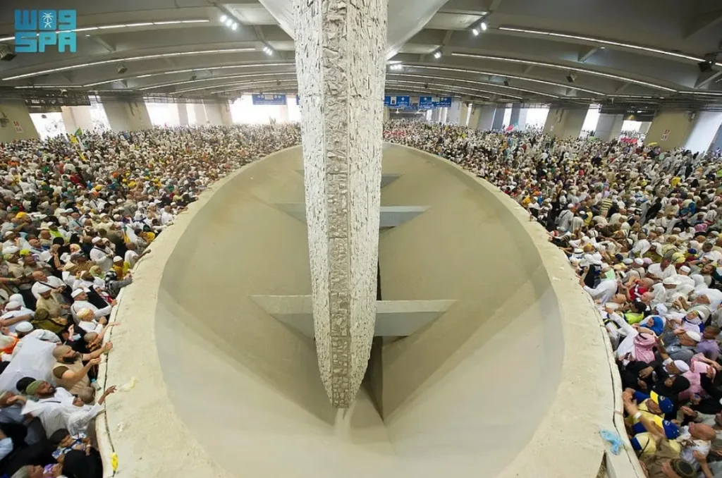 حجاج بيت الله الحرام يرمون الجمرات الثلاث.. ومنى تودع ضيوفها