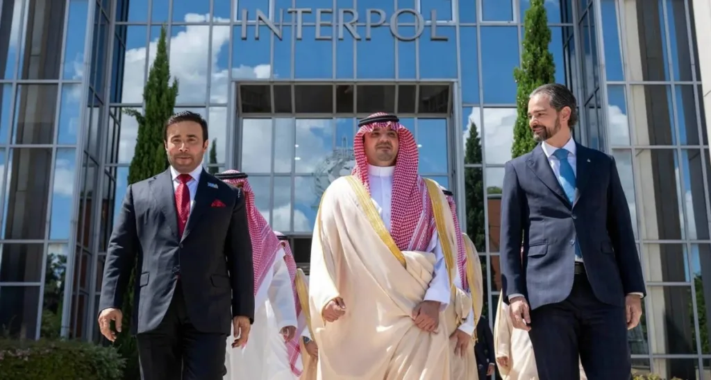 وزير الداخلية يزور «الإنتربول»