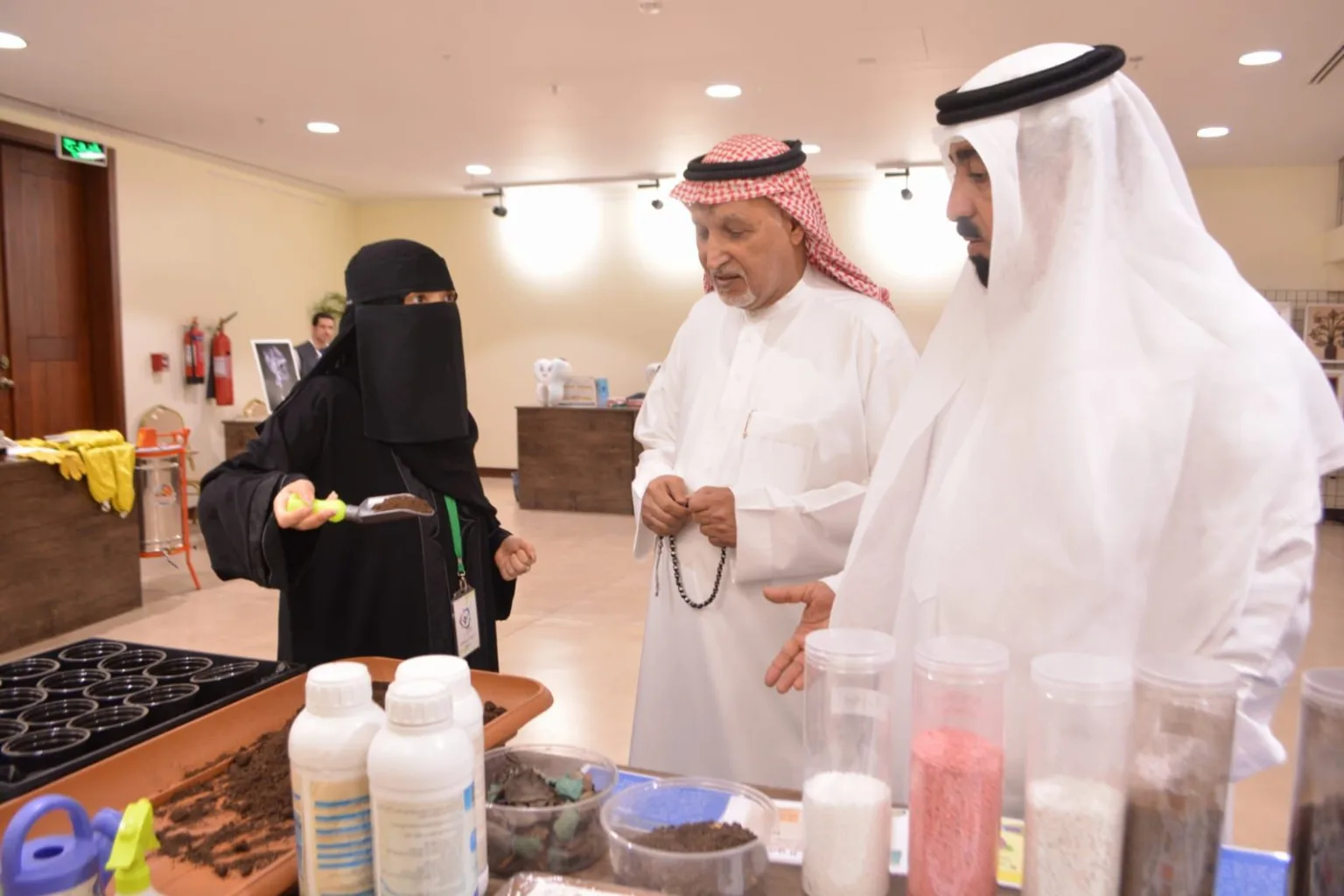 300 زائرًا يتفاعلون مع «عيش صح» في مشروع الرامس بالعوامية