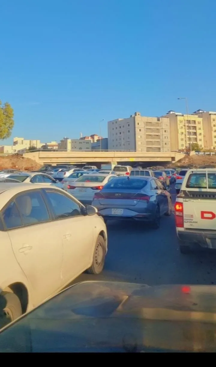 حي الشرفية بالطائف بلا مدخل رئيسي ومعاناة يومية للسكان