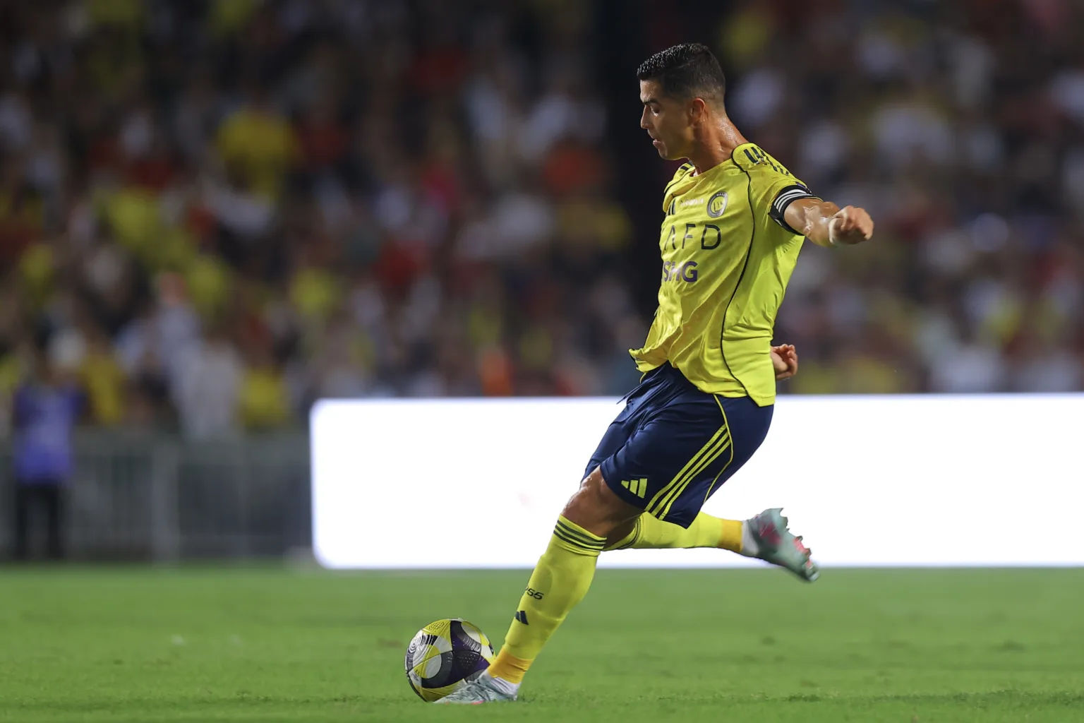 النصر بعشرة لاعبين يهزم الاتحاد ويتأهل لنهائي كأس السوبر السعودي