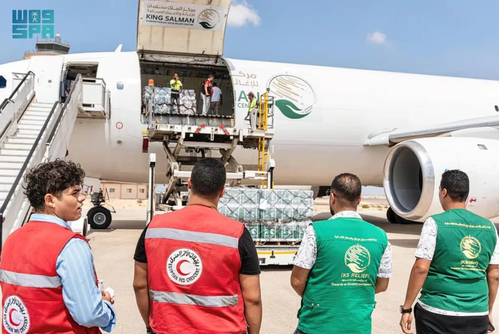 الطائرة السعودية الـ65 لإغاثة غزة تصل مطار العريش