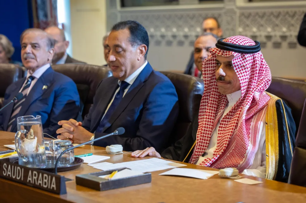 البيان المشترك الصادر عن الدول الأعضاء بالجامعة العربية ومنظمة التعاون الإسلامي المشاركة في القمة متعددة الأطراف مع رئيس الولايات المتحدة الأمريكية