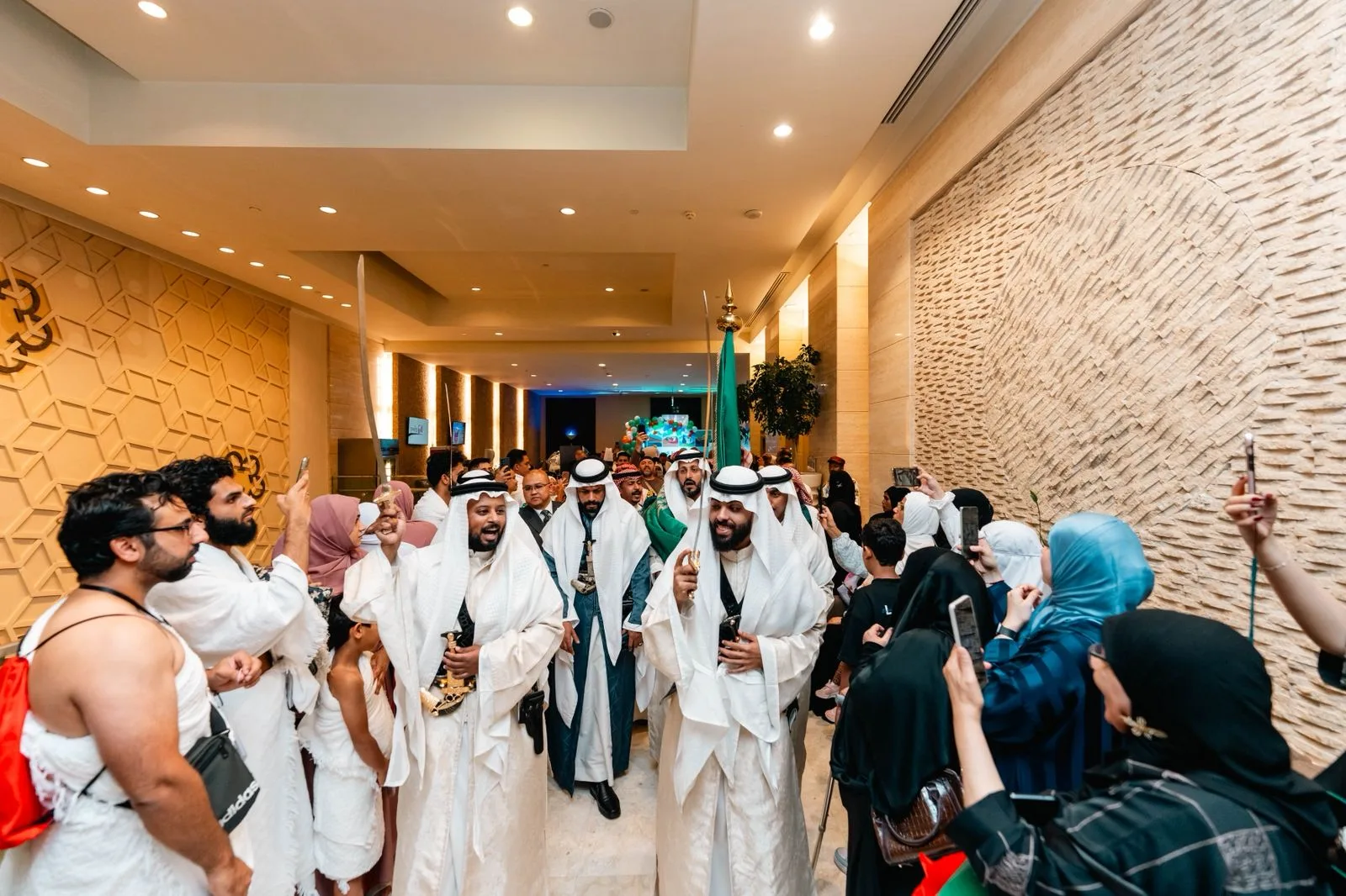 فنادق مكة سخّرت احتفالاتها لإشراك المعتمرين في فعاليات اليوم الوطني