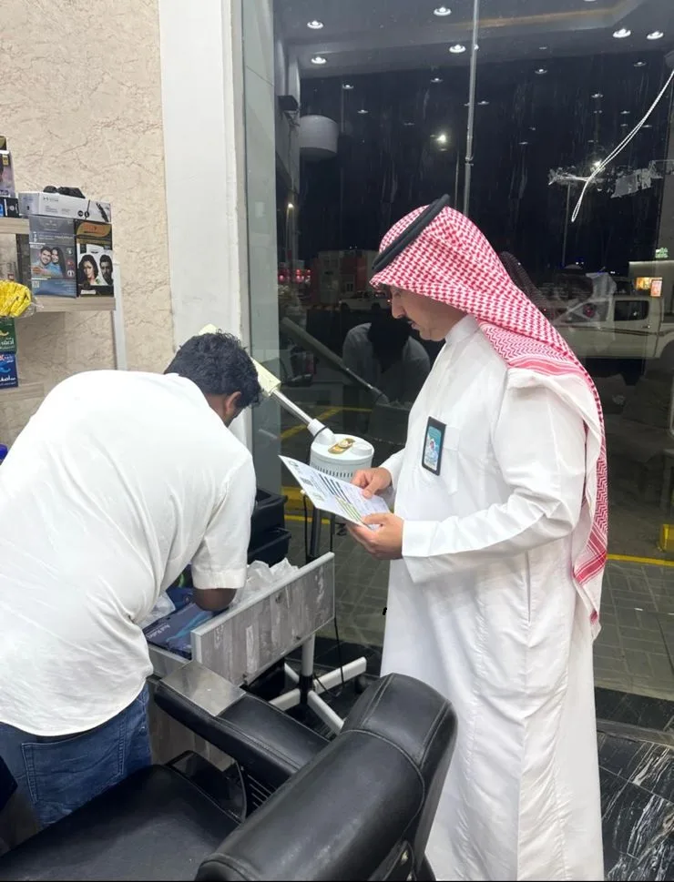 رئيس بلدية محافظة تربة يقف ميدانياً على أعمال الرقابة الصحية ورقابة الأسواق