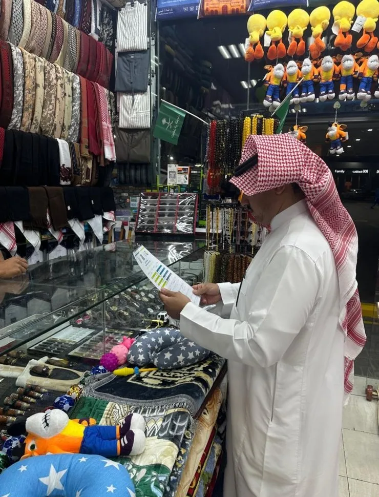 رئيس بلدية محافظة تربة يقف ميدانياً على أعمال الرقابة الصحية ورقابة الأسواق