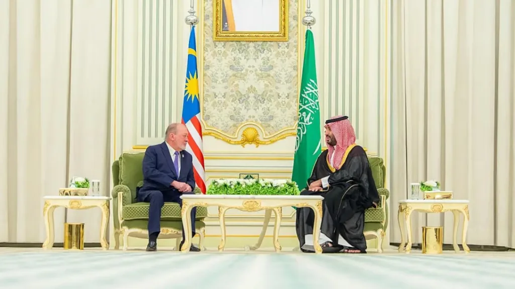 سمو ولي العهد يستقبل ملك ماليزيا ويعقدان جلسة مباحثات رسمية