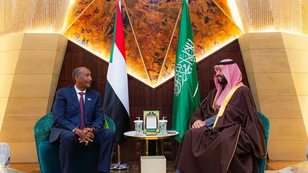 ولي العهد يلتقي البرهان ويبحث مستجدات الأوضاع في السودان