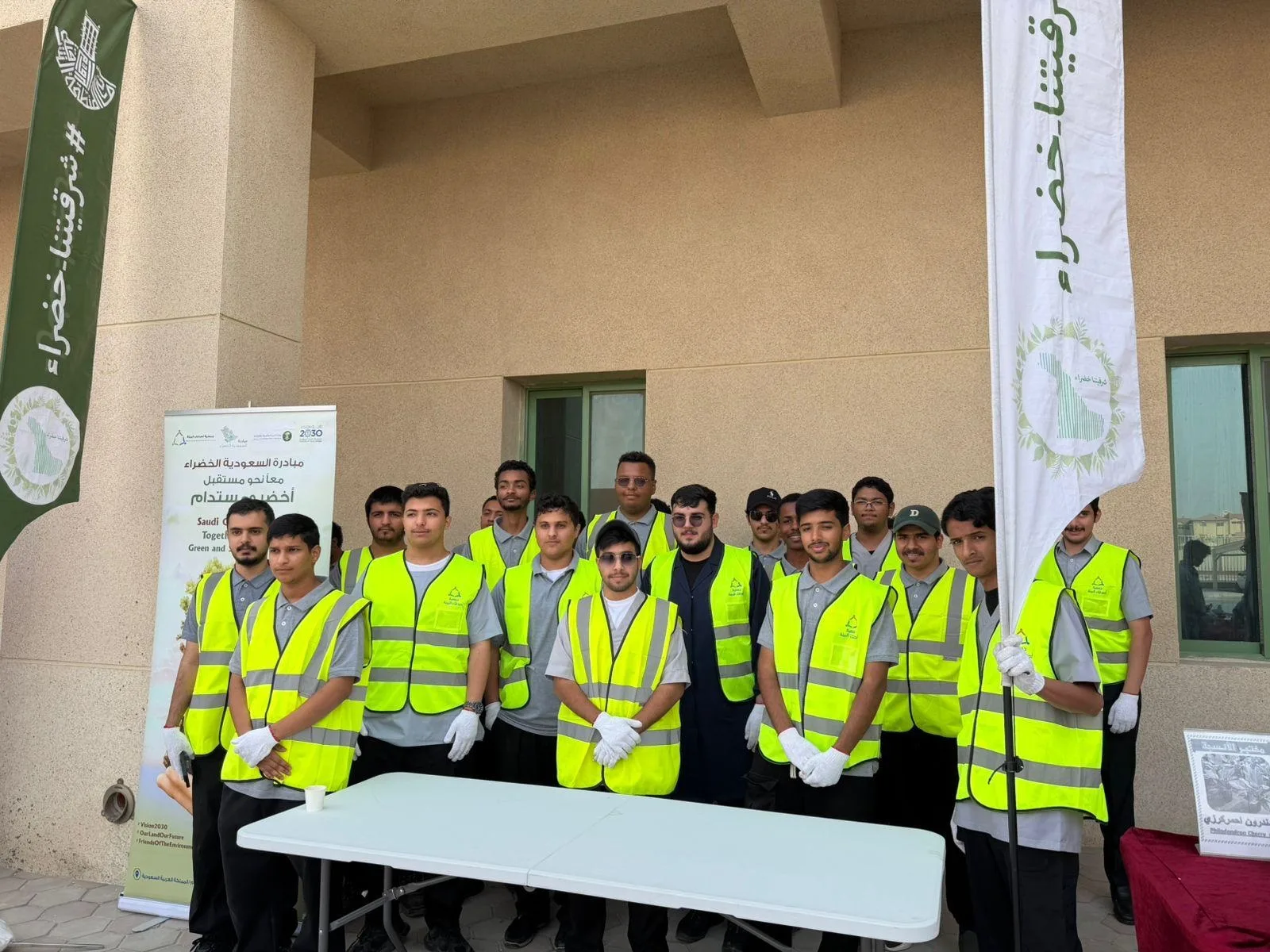 أصدقاء البيئة تنفذ زراعة 1300 شجرة بالكلية التقنية دعمًا لمبادرة التشجير الوطني