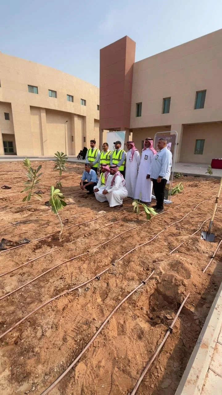 أصدقاء البيئة تنفذ زراعة 1300 شجرة بالكلية التقنية دعمًا لمبادرة التشجير الوطني