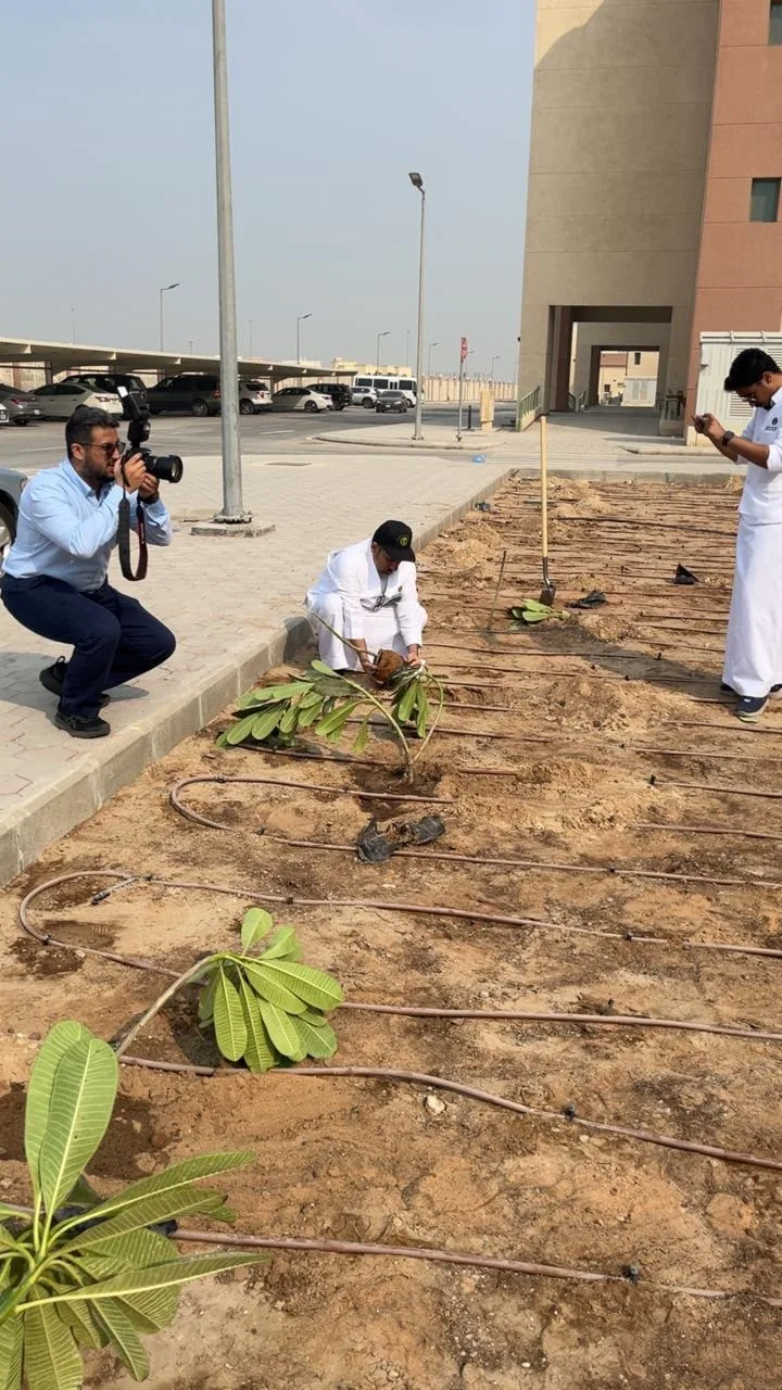 أصدقاء البيئة تنفذ زراعة 1300 شجرة بالكلية التقنية دعمًا لمبادرة التشجير الوطني