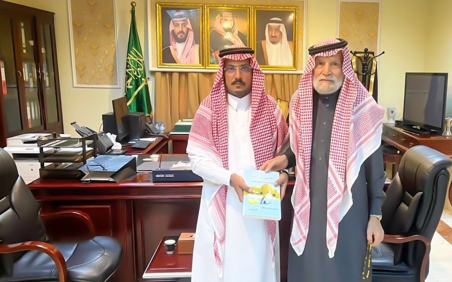 محافظ أملج يستقبل "الدشاش" ويتسلم نسخة من كتابه عن تاريخ التعليم بالمحافظة
