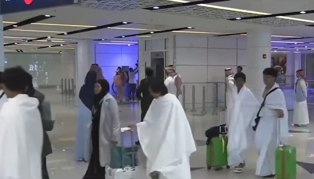 بعد أيام من التعثر.. السعودية تستقبل ثاني الرحلات لإجلاء السياح العالقين في جزيرة سقطرى