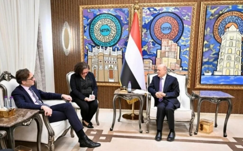 العليمي: توحيد القرار الأمني والعسكري خطوة حاسمة لتثبيت الاستقرار الداخلي