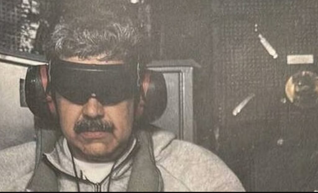 "ترامب" ينشر صورة لـ "مادورو" وهو معتقل على متن سفينة أمريكية بعد عملية "فورت تيونا"
